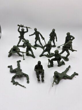 TIM-MEE 2.5" Plastic Army Men Toy Soldiers Green Lot 79  12 poses vtg ww2 rare